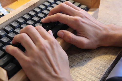 Picture Showing the Missing Palmrest on the Edge of the keyboard